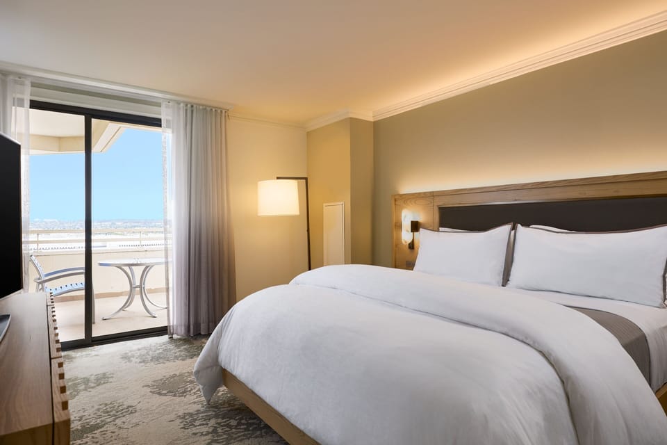 Deluxe Suite, 1 King Bed with Sofa bed, Corner | 1 bedroom, premium bedding, pillowtop beds, in-room safe