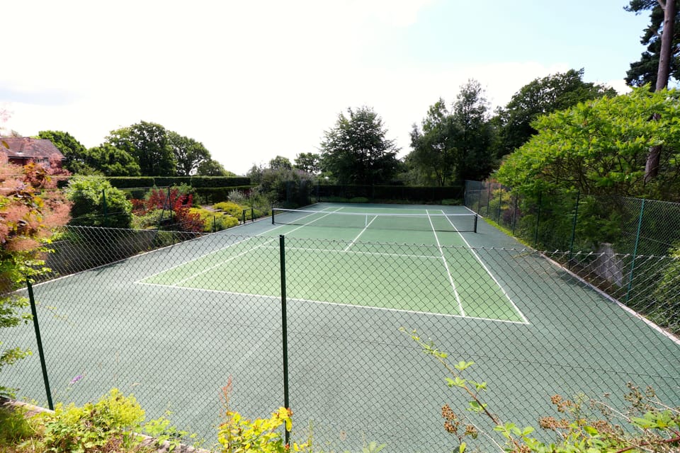 Tennis court a few minutes walk - rackets and balls available 