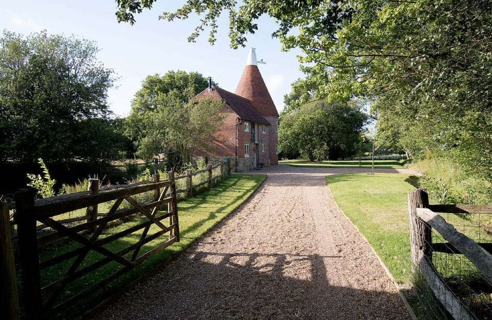 The approach to Bakers Farm Oast