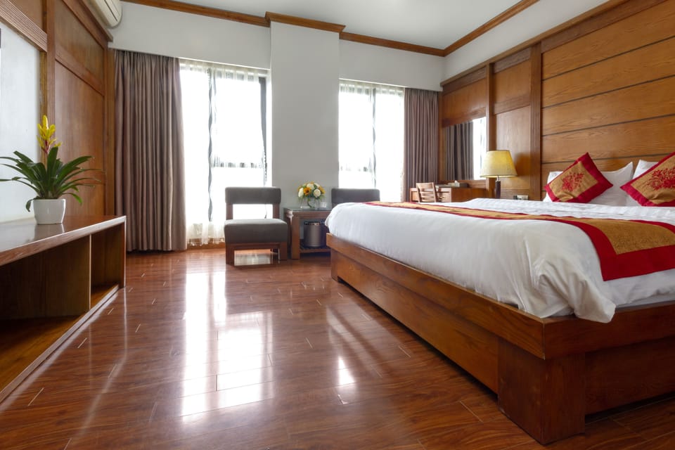 Deluxe King Room | Bathroom | Free toiletries, hair dryer, slippers, bidet