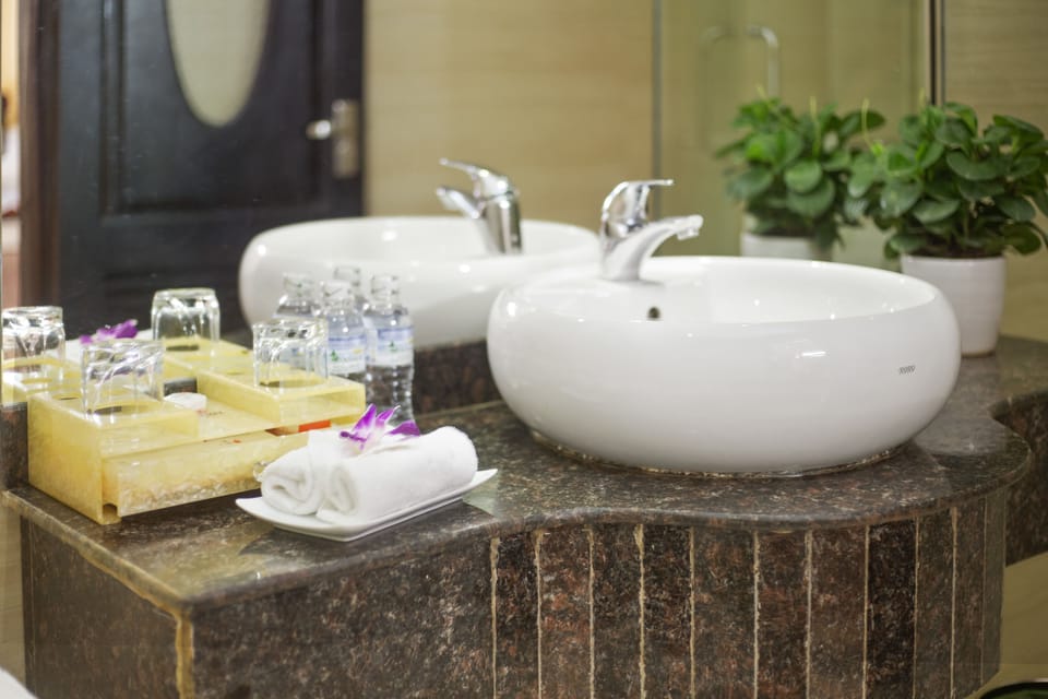 Deluxe Twin Room | Bathroom | Free toiletries, hair dryer, slippers, bidet