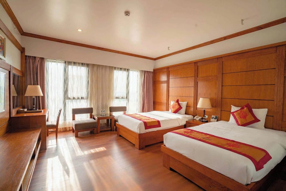 Deluxe Twin Room | Minibar, in-room safe, desk, soundproofing