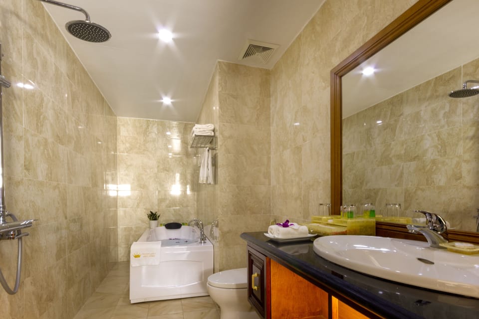 Landmark Suite | Bathroom | Free toiletries, hair dryer, slippers, bidet