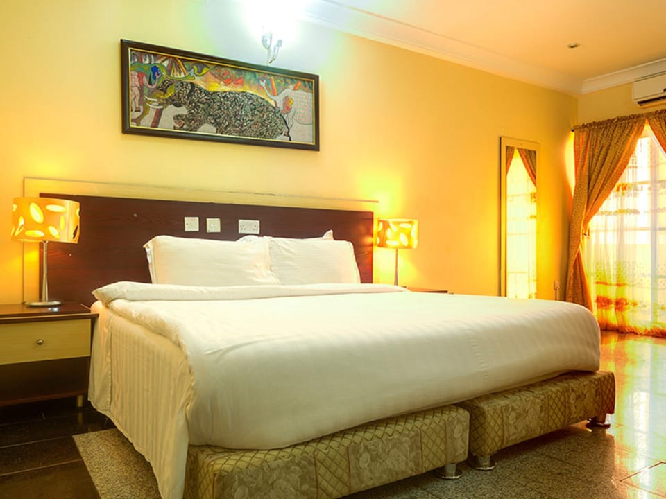 Super Diamond Suite | Desk, free WiFi