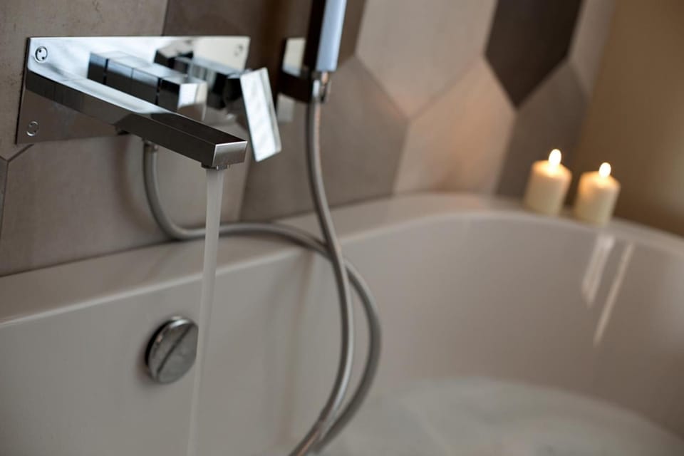 Junior Suite, Vineyard View | Bathroom | Shower, free toiletries, hair dryer, bidet