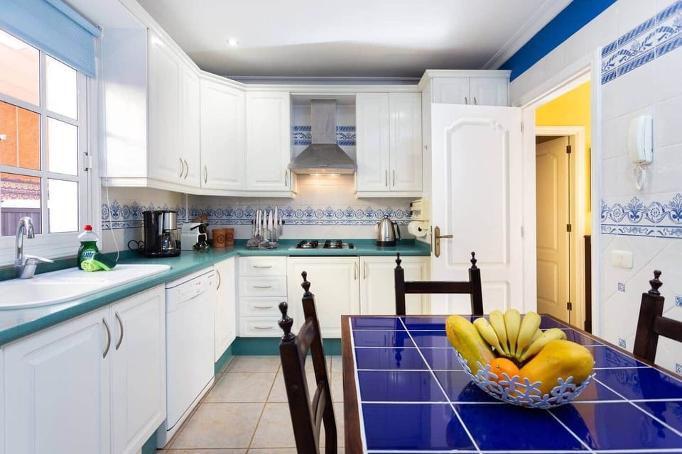 Fully equipped kitchen with gas hob, Nespresso machine and dishwasher / Vollständig ausgerüstete Küche mit Gasherd, Nespresso Machine und Geschirrspüler