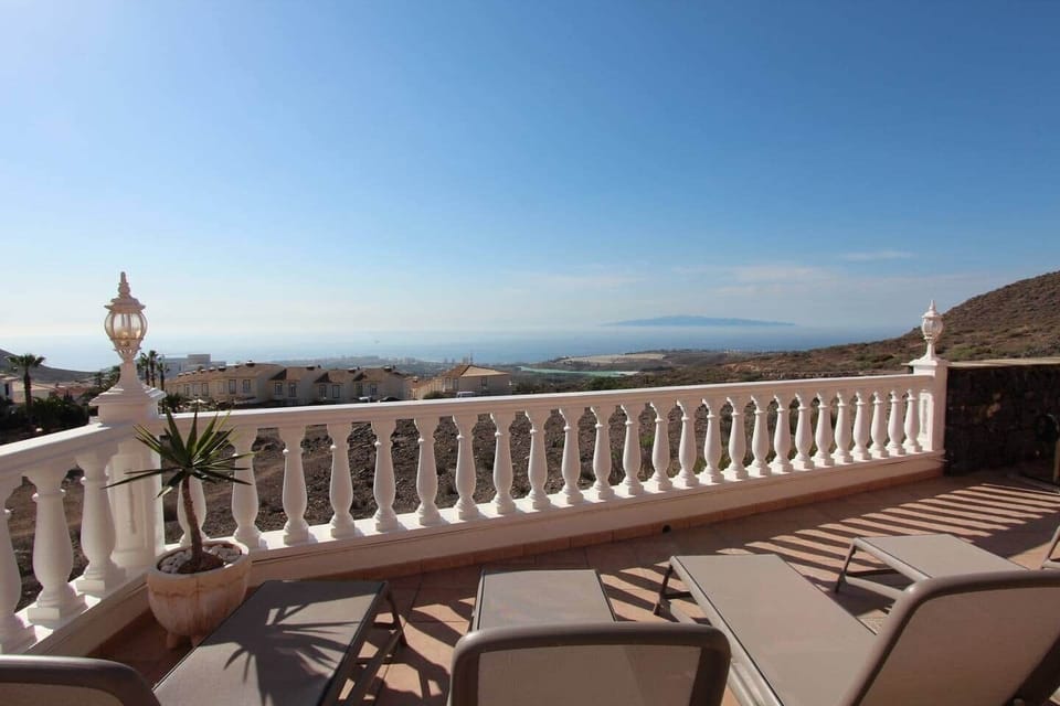 Terrace with magnificent view of the neighbouring island of La Gomera / Terrasse mit wunderschöner Aussicht auf La Gomera