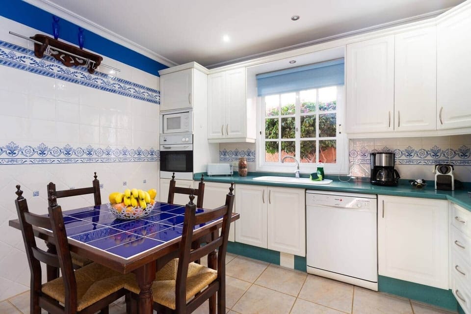 Kitchen with table for 4 persons / Küche mit Esstisch für 4 Personen