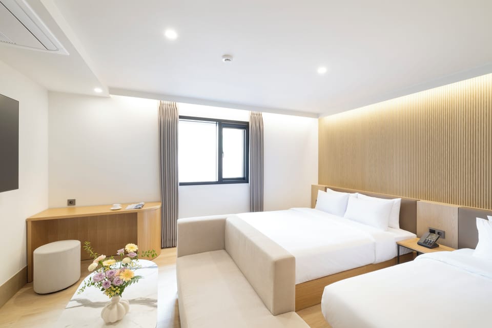 Deluxe Twin Room, Multiple Beds, Hot Tub | Premium bedding, minibar, desk, laptop workspace