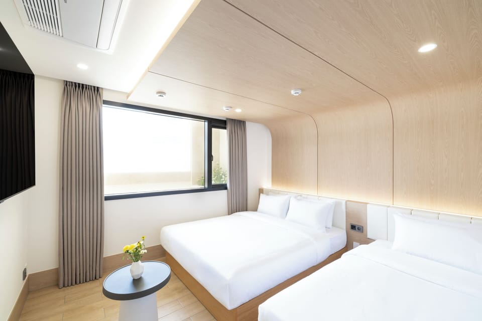 Presidential Studio Suite, Multiple Beds, Hot Tub | Premium bedding, minibar, desk, laptop workspace
