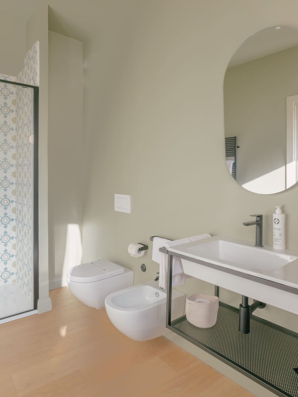 Signature Room | Bathroom | Shower, free toiletries, hair dryer, slippers
