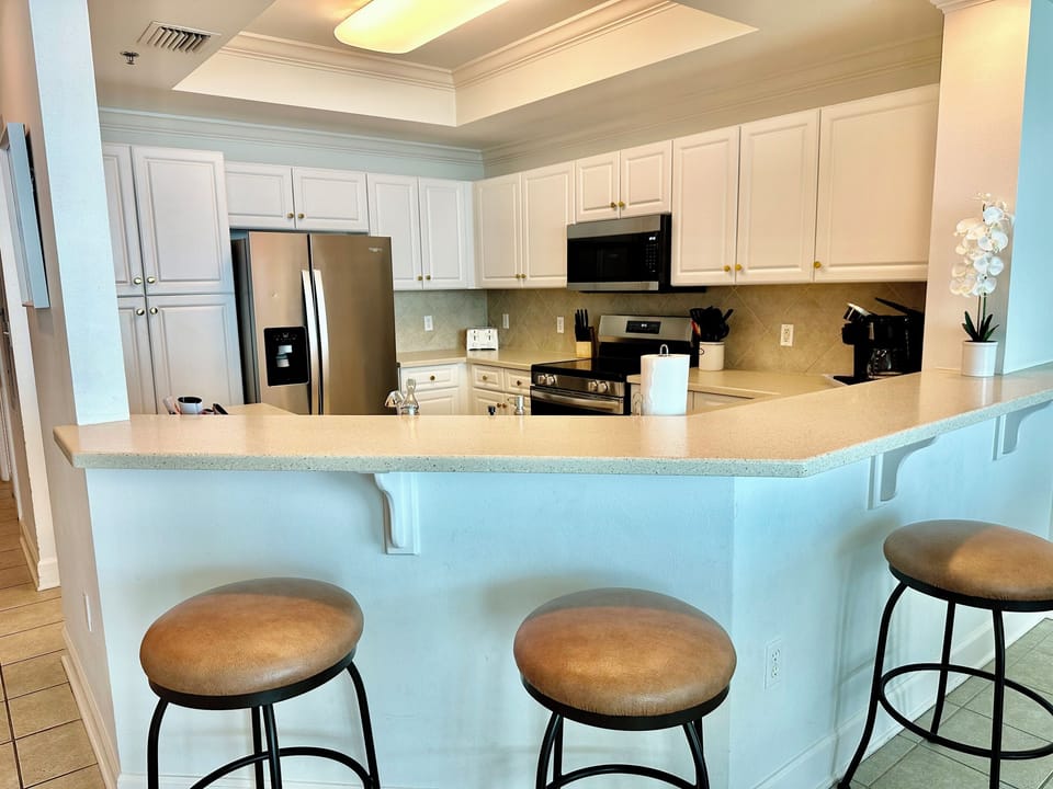 There's seating for 3 at the bar. Ideal for a quick bite before everyone heads back down to the beach!