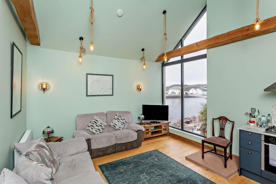 Double Room, Private Bathroom, Harbor View | Lounge