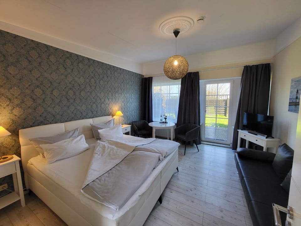Basic Apartment, Kitchenette, Garden Area | Hypo-allergenic bedding, free WiFi, bed sheets
