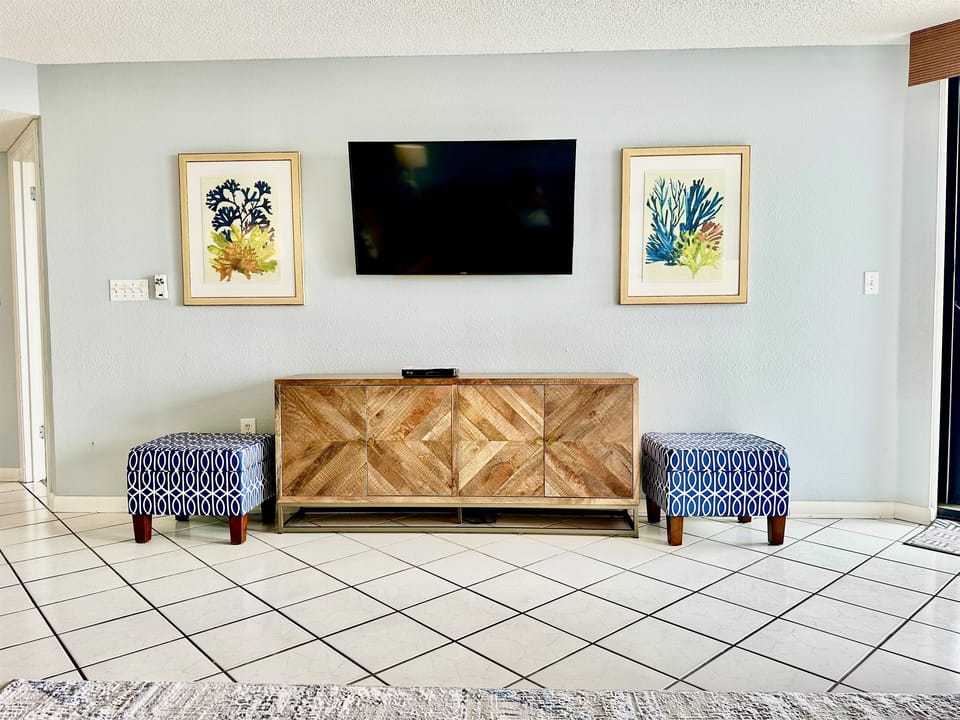 Two ottomans for extra seating...