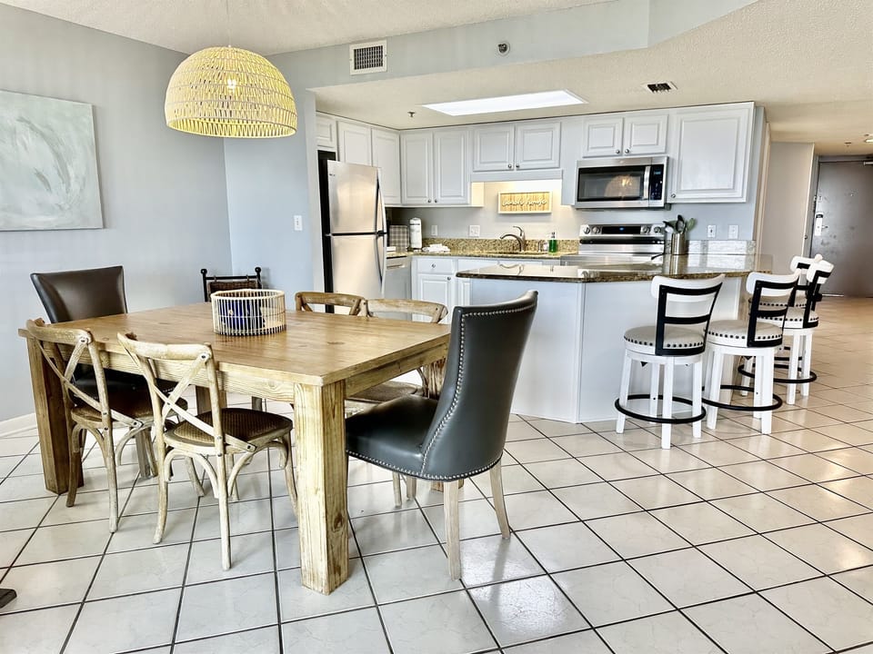 Very nice kitchen and dining area for your meals!