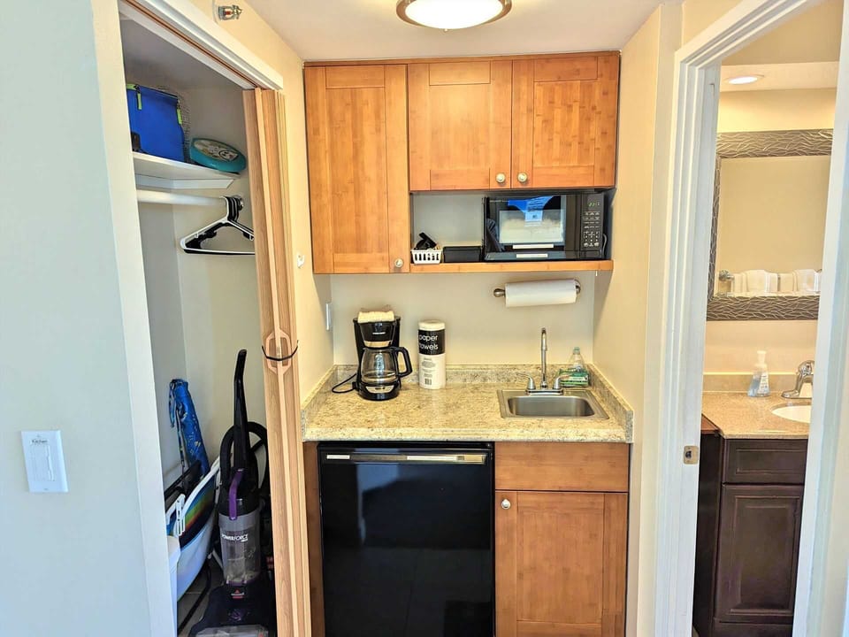 Kitchenette, microwave, fridge, coffee maker, blender, portable hot plate, toaster, hot water kettle