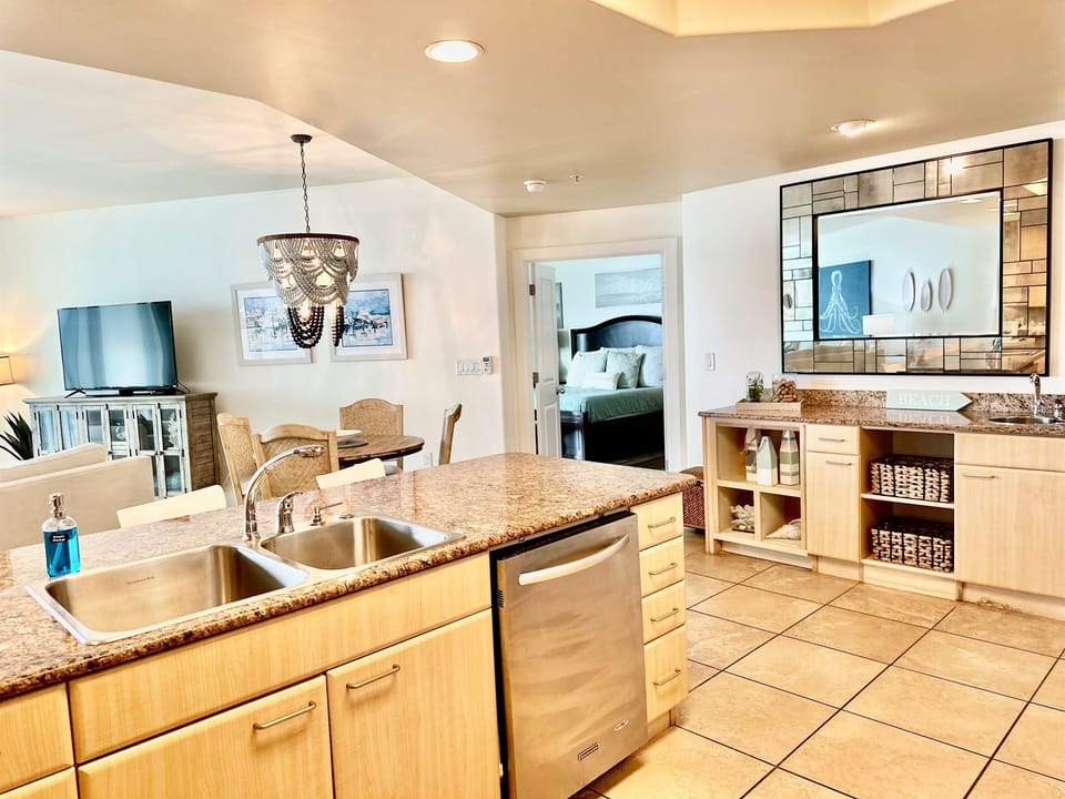 Spacious kitchen and wet bar area!