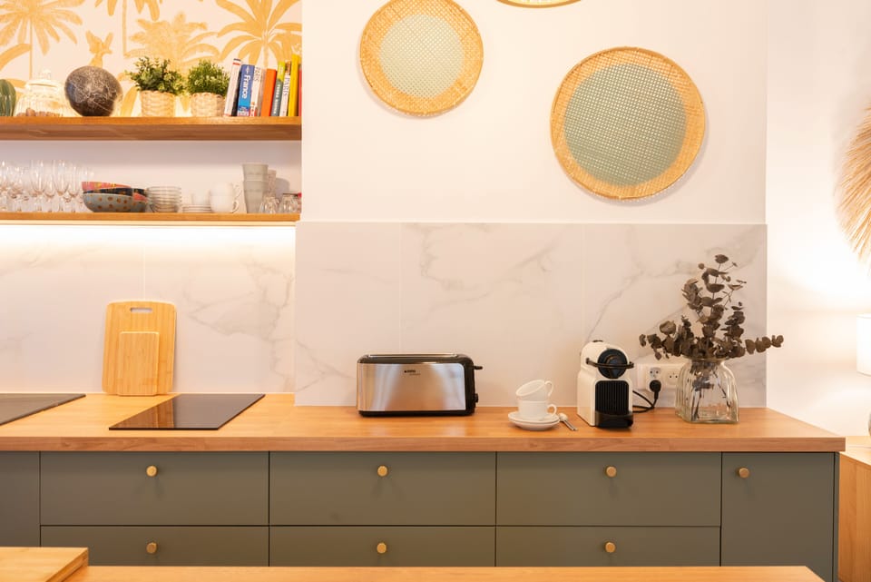 Fully equipped kitchen (fridge, dishwasher , stove, microwave/grill).