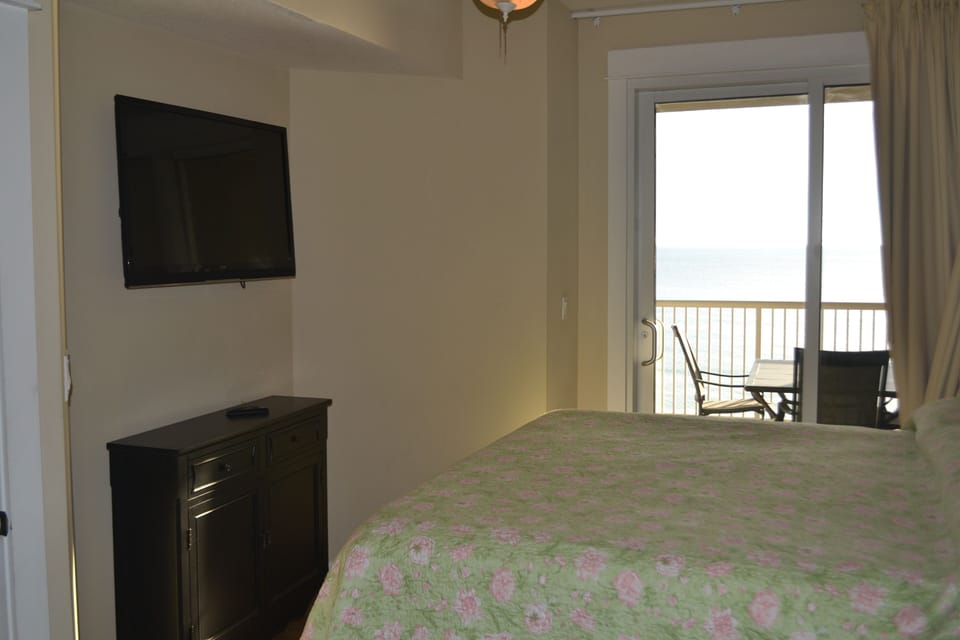 Master Bedroom with King Size Bed & Access to the Balcony