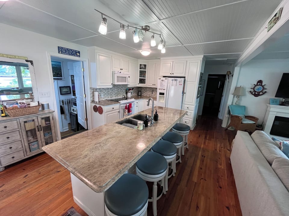 Full kitchen