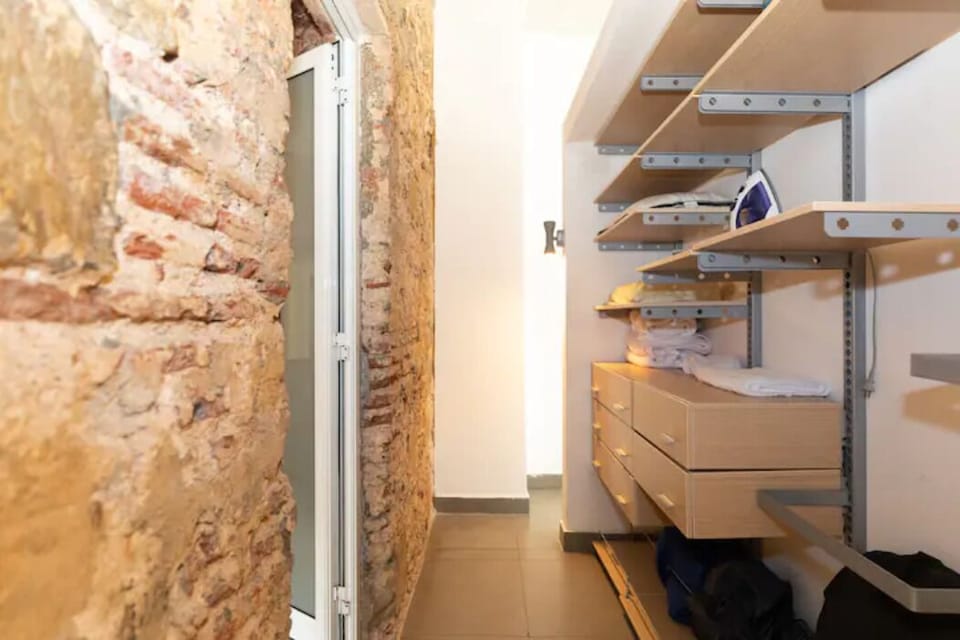 Guest bedroom's closet & bathroom access