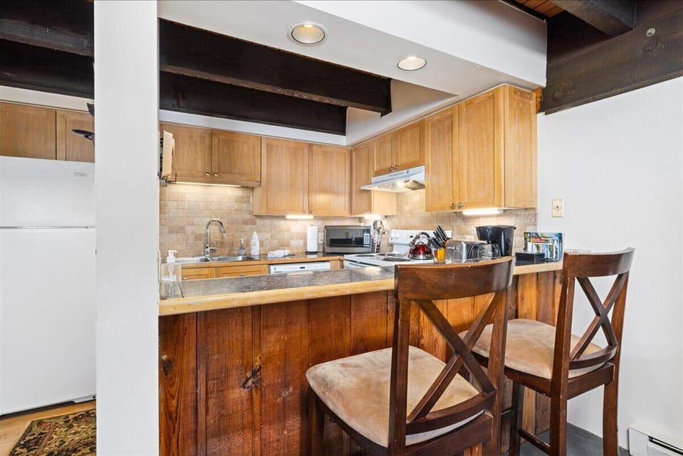 Two bar spaces as additional seating for quick meals between turns.