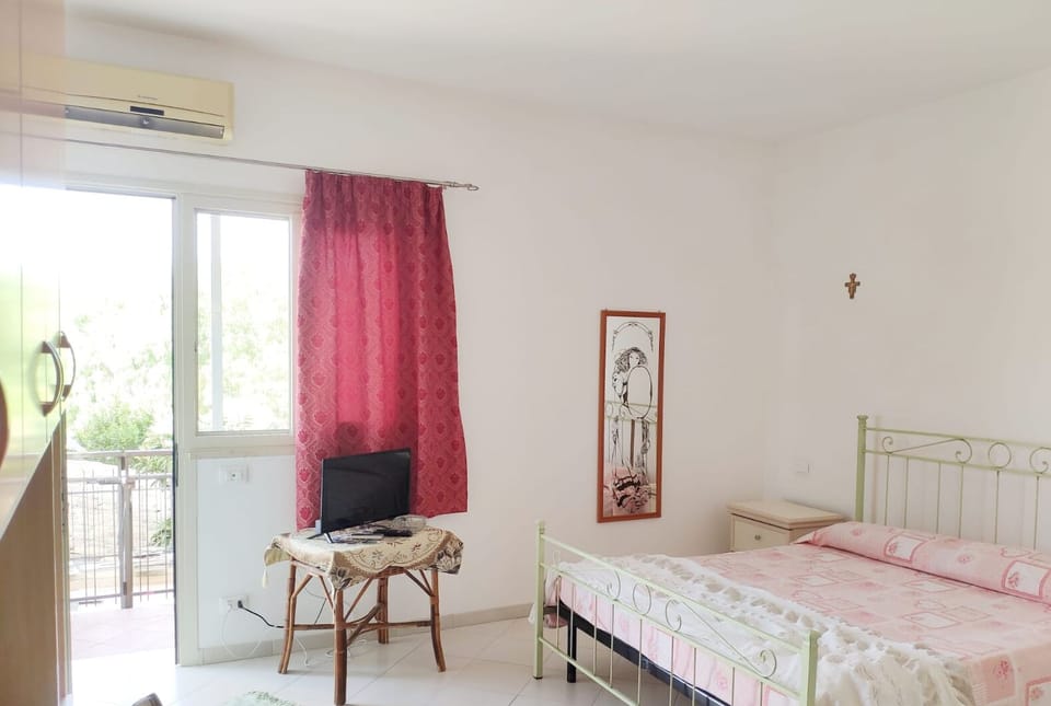 Room | Desk, iron/ironing board, free WiFi, bed sheets
