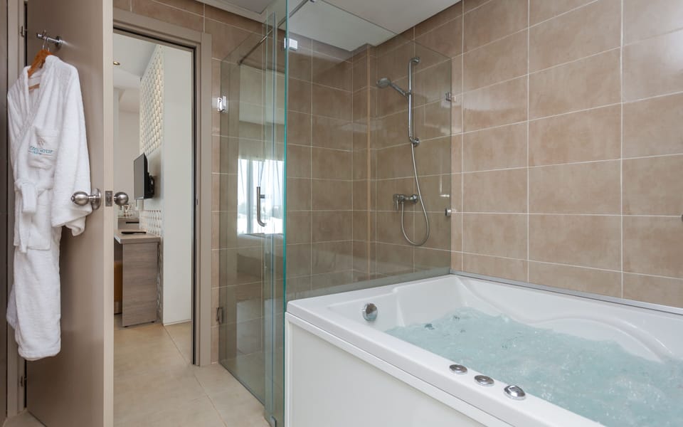 Deluxe Suite | Minibar, in-room safe, desk, blackout drapes