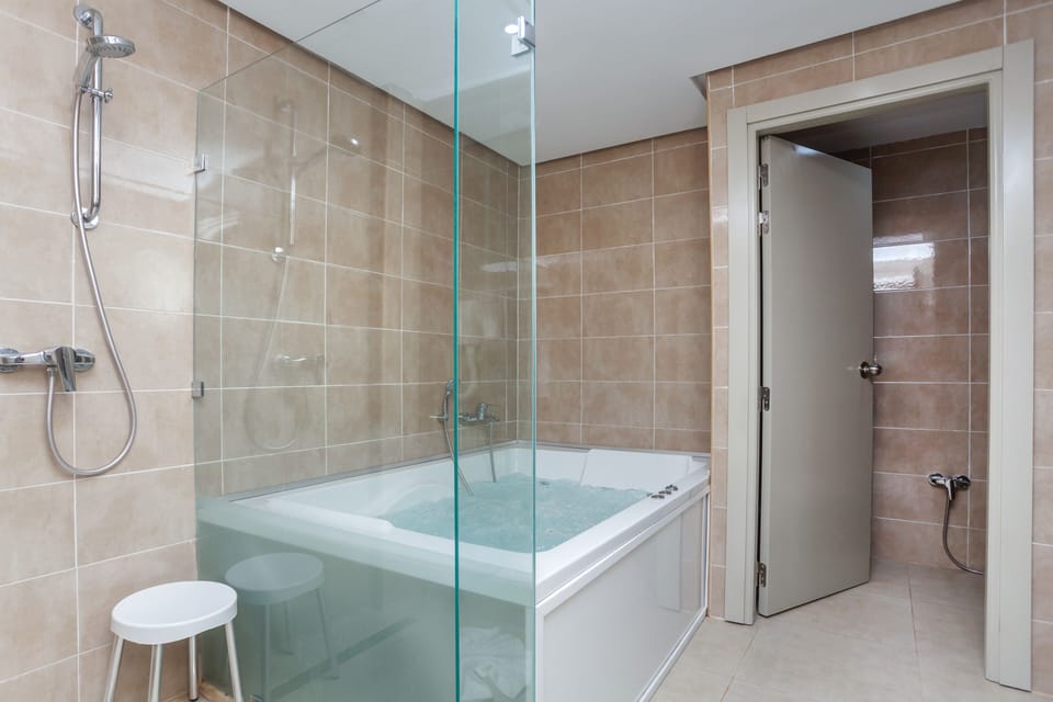 Deluxe Suite | Minibar, in-room safe, desk, blackout drapes