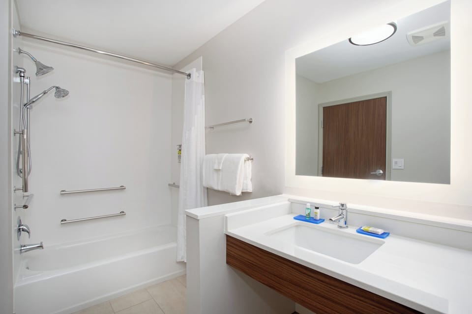 Deep soaking tub, free toiletries, hair dryer, towels