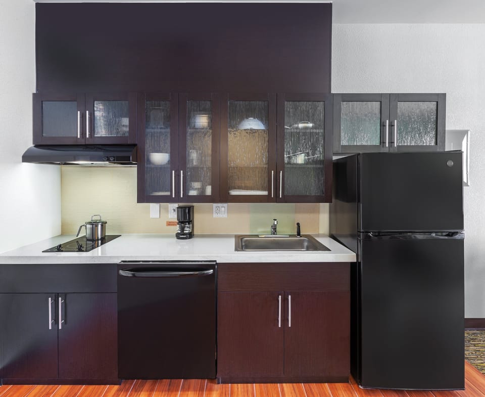 Full-size fridge, microwave, stovetop, dishwasher