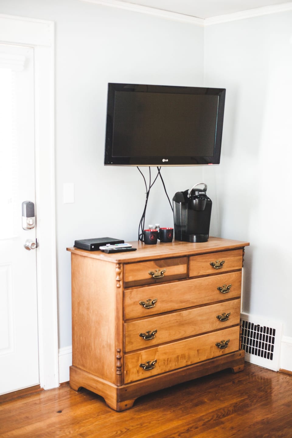 Room, 1 King Bed, Non Smoking, Private Bathroom (Magnolia) | 1 bedroom, individually furnished, desk, iron/ironing board