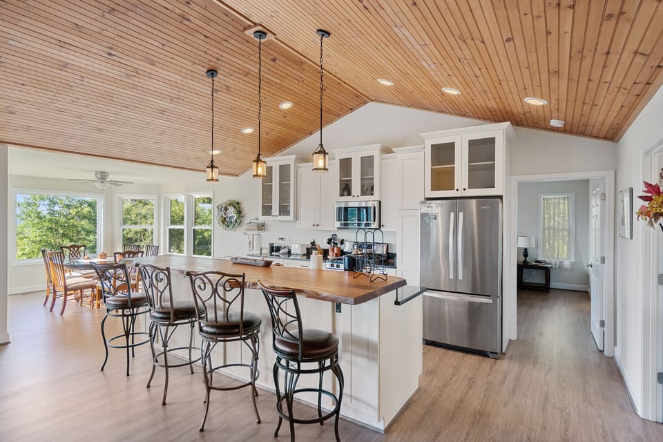 10 foot Kitchen bar and fully equipped kitchen