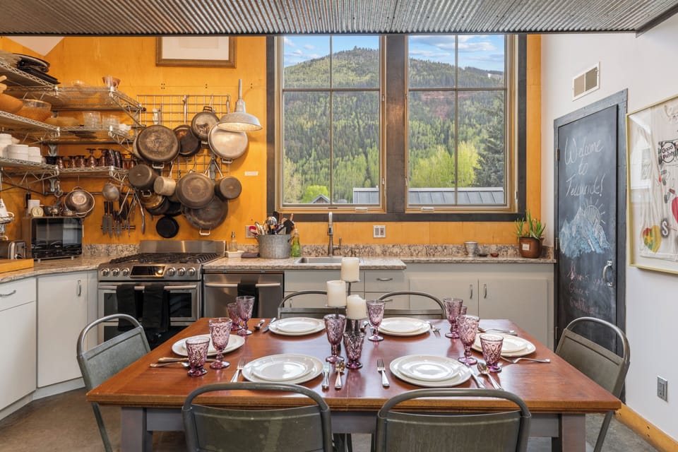 Dining area with six seats - Full kitchen and diningware for full meals - Mountain views out the 3' X 8' south facing windows!