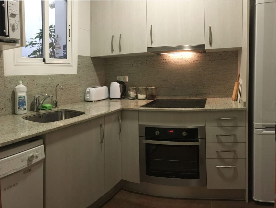 Well equipped kitchen inc. dishwasher, no one likes washing dishes on holiday :)