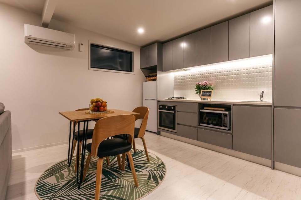Full-size fridge, microwave, oven, stovetop