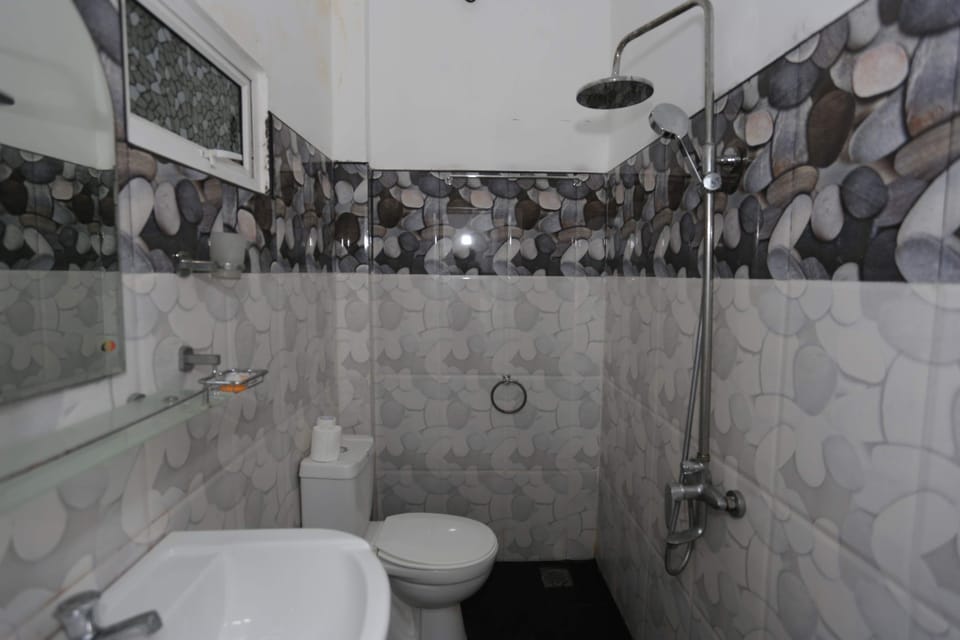 Deluxe Triple Room | Bathroom | Shower, free toiletries, bathrobes, slippers