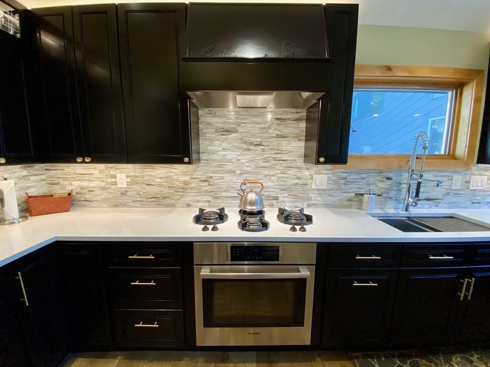 State of the art integrated gas burners and electric Bosh convection oven.