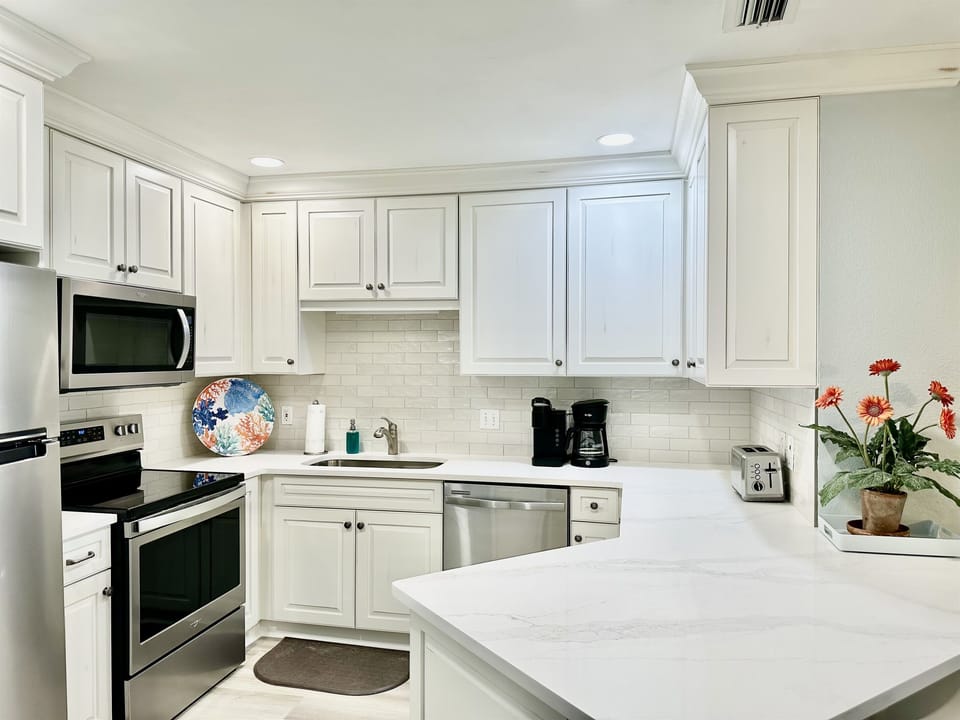 New cabinets, quartz countertops and backsplash!