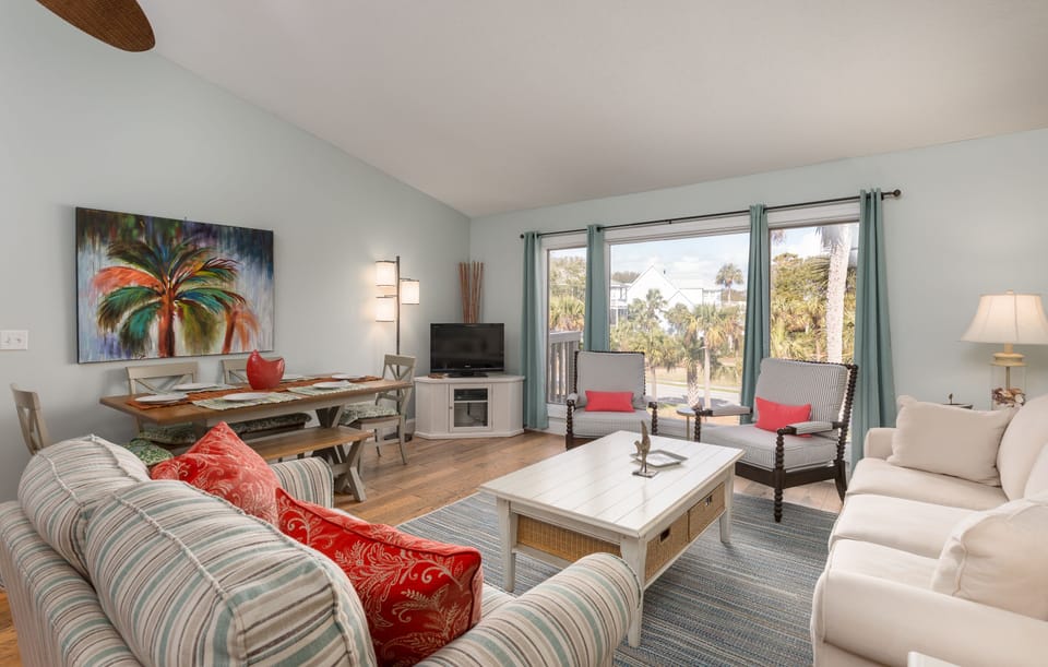 Spacious living room with plenty of seating, cable TV with netflix 