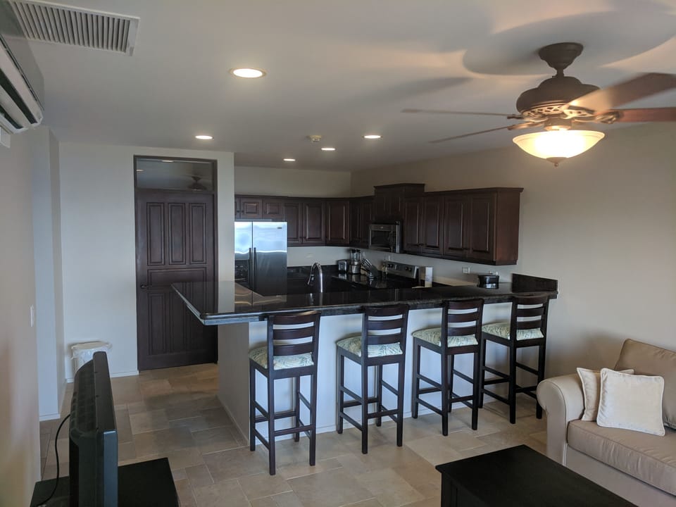 Breakfast bar with 4 stools