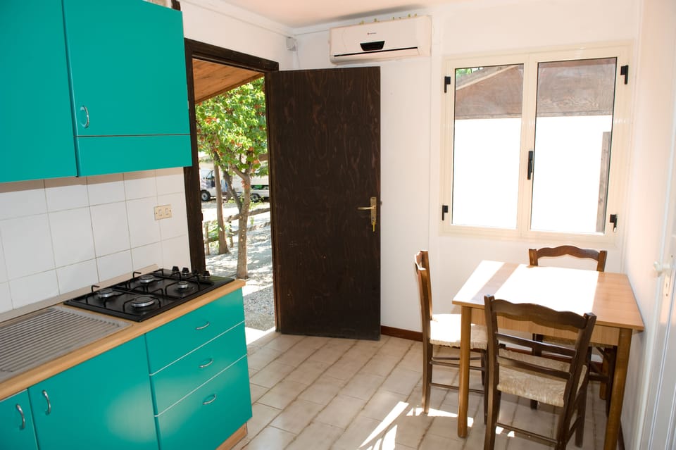 Classic Bungalow, 2 Bedrooms, Garden View, Poolside | Private kitchenette | Full-size fridge, espresso maker