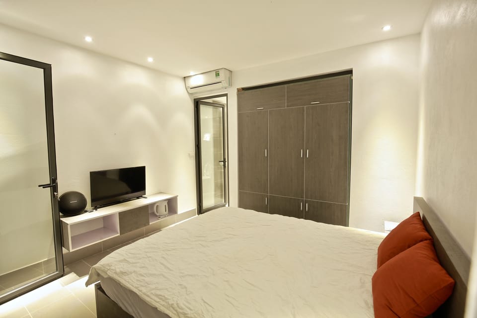 Premium bedding, down comforters, pillowtop beds, minibar