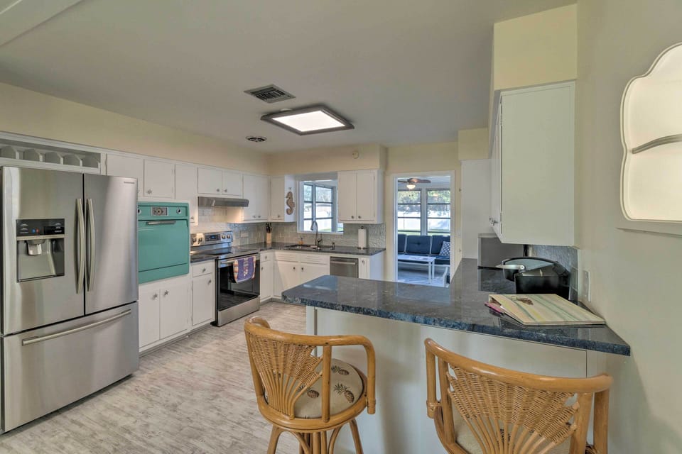 Kitchen | Stainless Steel Appliances | Trash Bags/Paper Towels