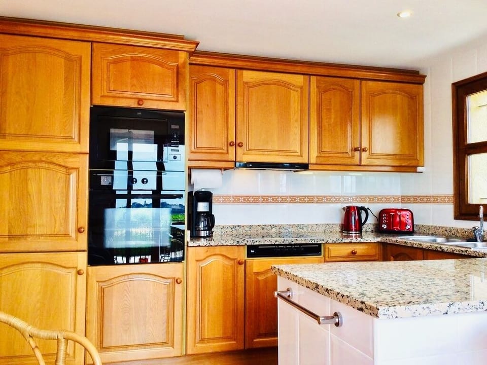Villa Tranquila - modern kitchen with everything required to cook up a feast
