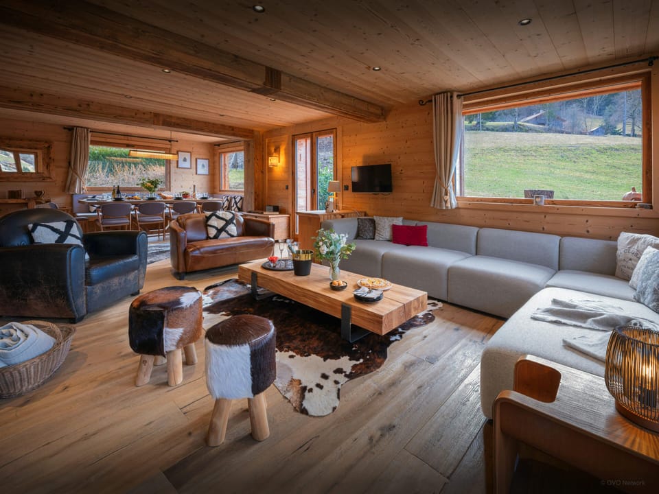 Lounge/Dining