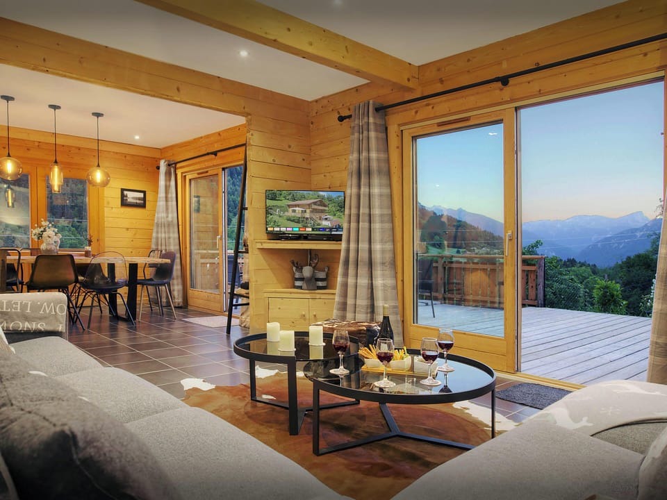 Lounge/Dining