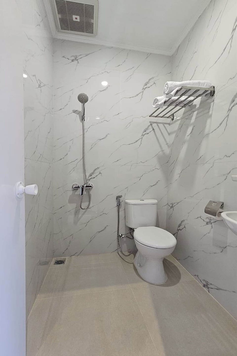 Deluxe Room | Bathroom | Shower, rainfall showerhead, free toiletries, towels