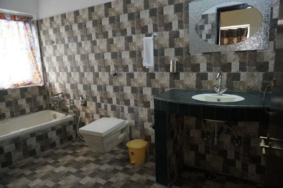 Comfort Double or Twin Room, 1 Bedroom, River View | Bathroom | Free toiletries, towels, soap, shampoo